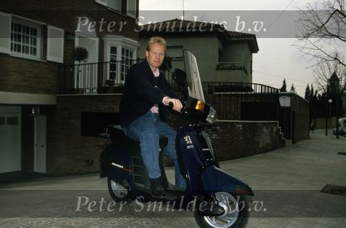 Barcelona, 1989,
Ronald Koeman op de scooter voor zijn huis in Barcelona