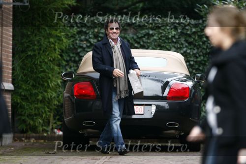 Amsterdam 8 december 2008
Ronnie Rosenbaum rijdt in een bentley cabrio met het kenteken TAT vernoemd naar zijn vriendin Tatjana.
Peter Smulders bv