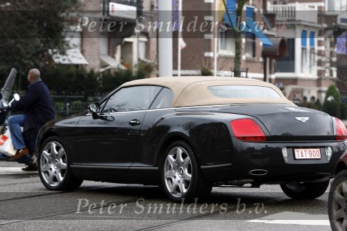 Amsterdam 8 december 2008
Ronnie Rosenbaum rijdt in een bentley cabrio met het kenteken TAT vernoemd naar zijn vriendin Tatjana.
Peter Smulders bv