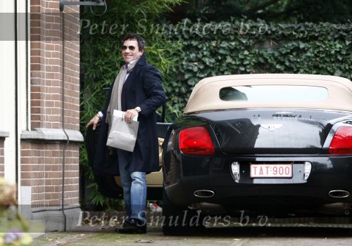 Amsterdam 8 december 2008
Ronnie Rosenbaum rijdt in een bentley cabrio met het kenteken TAT vernoemd naar zijn vriendin Tatjana.
Peter Smulders bv