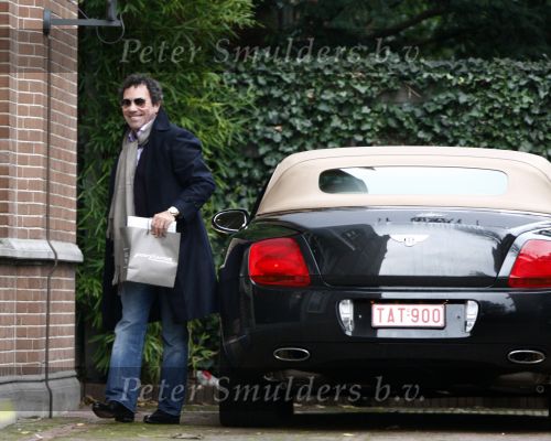 Amsterdam 8 december 2008
Ronnie Rosenbaum rijdt in een bentley cabrio met het kenteken TAT vernoemd naar zijn vriendin Tatjana.
Peter Smulders bv