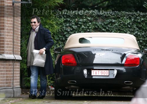 Amsterdam 8 december 2008
Ronnie Rosenbaum rijdt in een bentley cabrio met het kenteken TAT vernoemd naar zijn vriendin Tatjana.
Peter Smulders bv