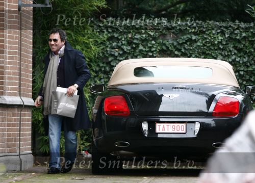 Amsterdam 8 december 2008
Ronnie Rosenbaum rijdt in een bentley cabrio met het kenteken TAT vernoemd naar zijn vriendin Tatjana.
Peter Smulders bv