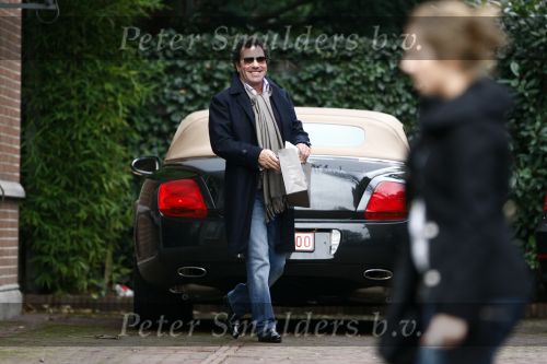 Amsterdam 8 december 2008
Ronnie Rosenbaum rijdt in een bentley cabrio met het kenteken TAT vernoemd naar zijn vriendin Tatjana.
Peter Smulders bv