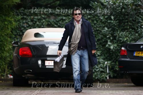 Amsterdam 8 december 2008
Ronnie Rosenbaum rijdt in een bentley cabrio met het kenteken TAT vernoemd naar zijn vriendin Tatjana.
Peter Smulders bv