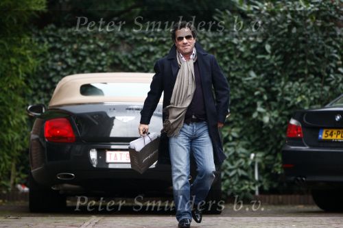 Amsterdam 8 december 2008
Ronnie Rosenbaum rijdt in een bentley cabrio met het kenteken TAT vernoemd naar zijn vriendin Tatjana.
Peter Smulders bv