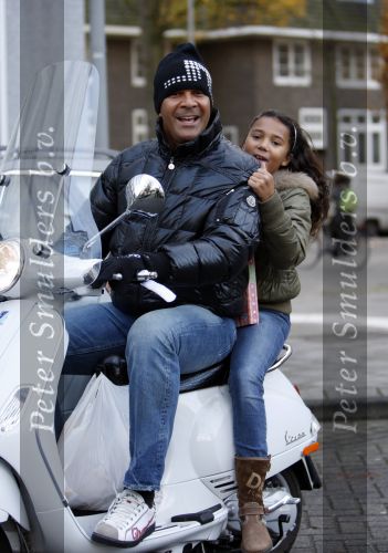 Amsterdam 12 november 2007
Ruud Gullit met zijn dochter Joelle op zijn vespa scooter.