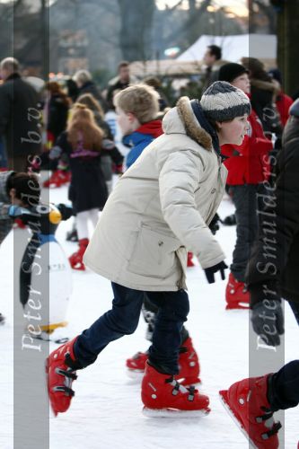 Laren 14 december 2008
Monique v d Ven en haar man Edwin de Vries  kijken bij het schaatsen van zoon Sammie.
Peter Smulders bv