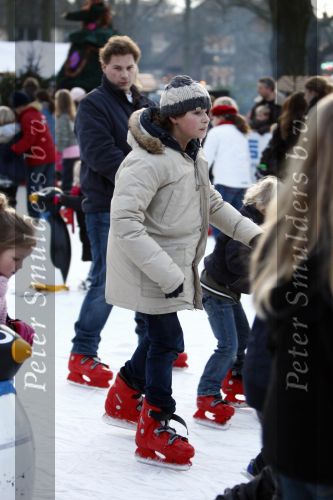 Laren 14 december 2008
Monique v d Ven en haar man Edwin de Vries  kijken bij het schaatsen van zoon Sammie.
Peter Smulders bv