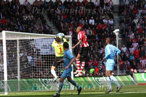 Eindhoven, 13 April 2008 Kampioenswedstrijd PSV-FC Twente, eindstand 1-1 Seizoen 2007/2008. PSV daardoor nog niet kampioen.
Sander Boschker redt voordat Alcides gevaarlijk kan worden