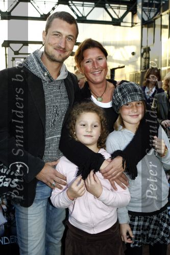 Amsterdam 6 oktober 2008
Premiere film huis Anubis in de theaterfabriek.Sebastiaan Labrie met nichtjes
Peter Smulders bv