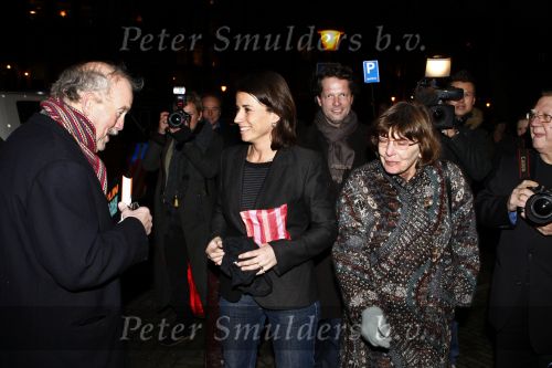 Amsterdam 10 december 2008
Beau v Erven Dorens springt in de Amstel van de mager brug ivm het uitkomen van zijn nieuwe boek. De Politie haalt hem uit het water. Vrouw Selly en de vader en moeder
Peter Smulders bv