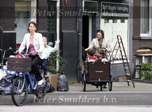 Amsterdam 11 augustus 2008
Beau v Erve Dorens en zijn vrouw Selly v Erven Dorens brengen met de bakfiets de kinderen naar school voor hun eerste schooldag na de vakantie.
