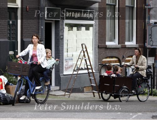 Amsterdam 11 augustus 2008
Beau v Erve Dorens en zijn vrouw Selly v Erven Dorens brengen met de bakfiets de kinderen naar school voor hun eerste schooldag na de vakantie.