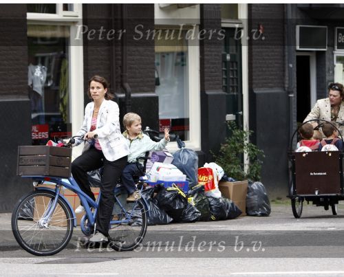 Amsterdam 11 augustus 2008
Beau v Erve Dorens en zijn vrouw Selly v Erven Dorens brengen met de bakfiets de kinderen naar school voor hun eerste schooldag na de vakantie.