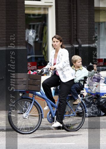 Amsterdam 11 augustus 2008
Beau v Erve Dorens en zijn vrouw Selly v Erven Dorens brengen met de bakfiets de kinderen naar school voor hun eerste schooldag na de vakantie.