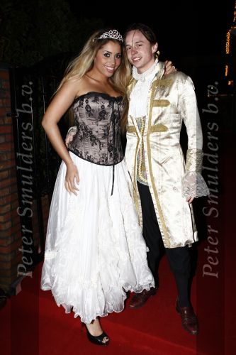 Amsterdam 21 december 2008
House warm party van Jan Smit en Yolanthe Cabau v Kasbergen. Iedereen is verkleed in kleding uit sprookjes. Lauretta Gerards met vriend
Peter Smulders bv