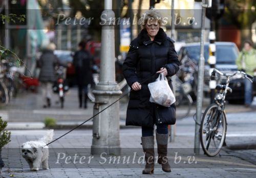 Amsterdam 10 december 2008
Simone Kleinsma met hondje an het wandelen.
Peter Smulders bv