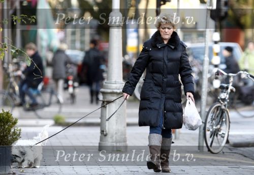 Amsterdam 10 december 2008
Simone Kleinsma met hondje an het wandelen.
Peter Smulders bv