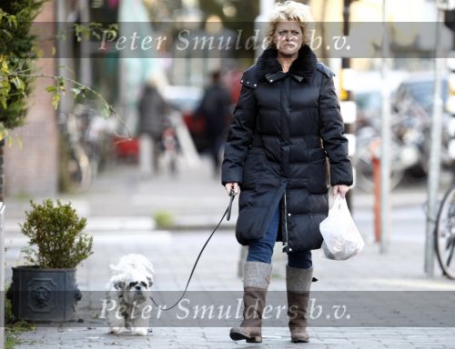 Amsterdam 10 december 2008
Simone Kleinsma met hondje an het wandelen.
Peter Smulders bv