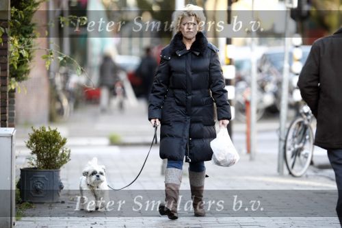 Amsterdam 10 december 2008
Simone Kleinsma met hondje an het wandelen.
Peter Smulders bv