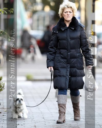 Amsterdam 10 december 2008
Simone Kleinsma met hondje an het wandelen.
Peter Smulders bv