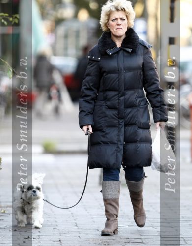 Amsterdam 10 december 2008
Simone Kleinsma met hondje an het wandelen.
Peter Smulders bv