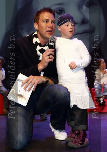 Haarlem 26 november 2008
Wendy v Dijk en Sipke Jan Bousema bij presentatie boek met foto\'s van kinderen met het syndroom van Down. Sinterklaas en zwarte piet komen op bezoek.
Peter Smulders bv