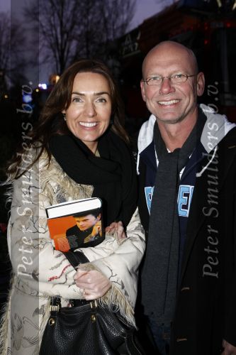 Amsterdam 10 december 2008
Beau v Erven Dorens springt in de Amstel van de mager brug ivm het uitkomen van zijn nieuwe boek. De Politie haalt hem uit het water. 
Sjoerd Pleijsier met vriendin Kathleen Vahl
Peter Smulders bv