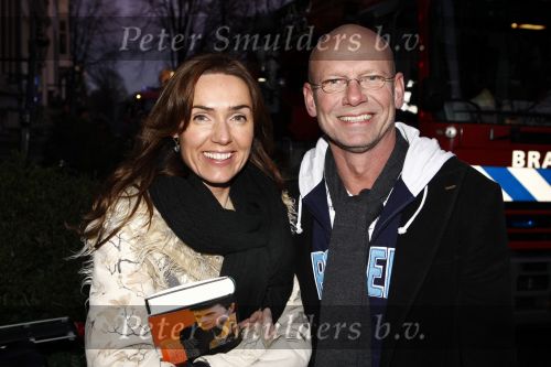 Amsterdam 10 december 2008
Beau v Erven Dorens springt in de Amstel van de mager brug ivm het uitkomen van zijn nieuwe boek. De Politie haalt hem uit het water. 
Sjoerd Pleijsier met vriendin Kathleen Vahl
Peter Smulders bv