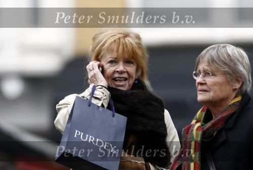 Amsterdam 3 december 2008
Sonja Barend aan het winkelen met een vriendin op de cornelis schuytstraat.
Peter Smulders bv