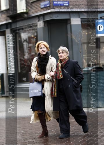 Amsterdam 3 december 2008
Sonja Barend aan het winkelen met een vriendin op de cornelis schuytstraat.
Peter Smulders bv
