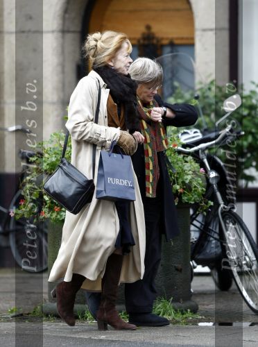 Amsterdam 3 december 2008
Sonja Barend aan het winkelen met een vriendin op de cornelis schuytstraat.
Peter Smulders bv