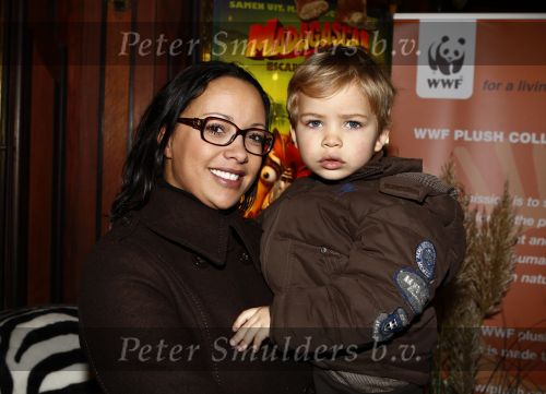 Amsterdam 9 november 2008
Premiere Madagascar in Tuschinski.Sonja Silva met zoontje
Peter Smulders bv