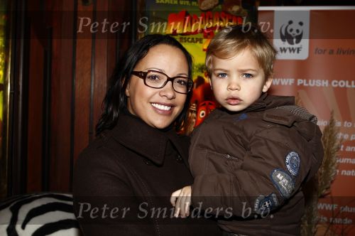 Amsterdam 9 november 2008
Premiere Madagascar in Tuschinski.Sonja Silva met zoontje
Peter Smulders bv