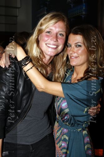 Amsterdam 16 oktober 2008
Veiling van foto\'s door diversen Bn ers gemaakt die geveild worden voor micro krediet in hotel arena. Sophie Hillbrand met Tatum Dagelet
Peter Smulders bv