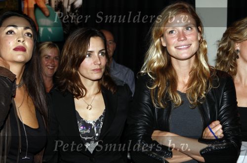 Amsterdam 16 oktober 2008
Veiling van foto\'s door diversen Bn ers gemaakt die geveild worden voor micro krediet in hotel arena. Sophie Hillbrand met Daphne Bunskoek en Monique Kleeman
Peter Smulders bv