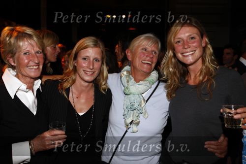 Amsterdam 16 oktober 2008
Veiling van foto\'s door diversen Bn ers gemaakt die geveild worden voor micro krediet in hotel arena. Sophie Hillbrand met moeder zus en ...
Peter Smulders bv