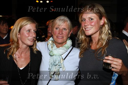 Amsterdam 16 oktober 2008
Veiling van foto\'s door diversen Bn ers gemaakt die geveild worden voor micro krediet in hotel arena. Sophie Hillbrand met moeder zus en ...
Peter Smulders bv