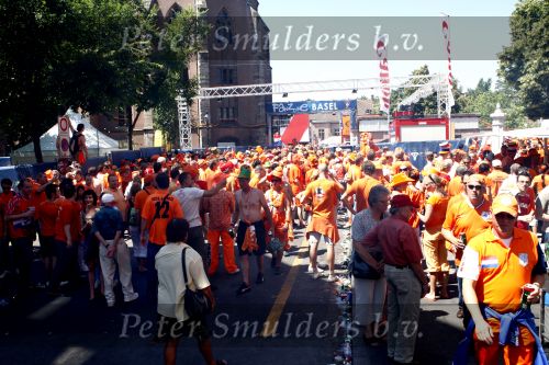 Basel 21 juni 2008
Nederland speelt in de 1/4 finale op de ek tegen Rusland. In Basel lopen 150000 supporters van Nederland en maken er een feestje van.