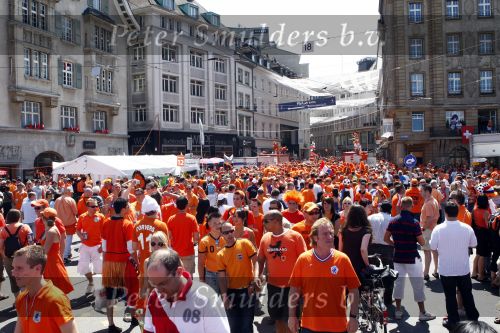 Basel 21 juni 2008
Nederland speelt in de 1/4 finale op de ek tegen Rusland. In Basel lopen 150000 supporters van Nederland en maken er een feestje van.