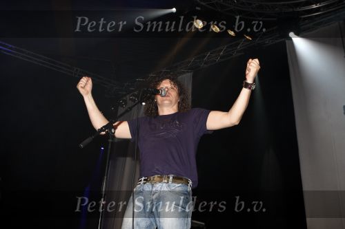 Leeuwarden 18 april 2008
Feestje voor het 40 jarig bestan van supermarktketen Poisch. Syb v d Ploeg optredn met de kast
Peter Smulders bv