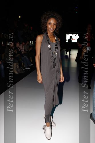 Amsterdam 28 januari 2008
Sylvana Simons met een vriend bij de modeshow van Simone v Trojen tijdens de amsterdam fashion week.