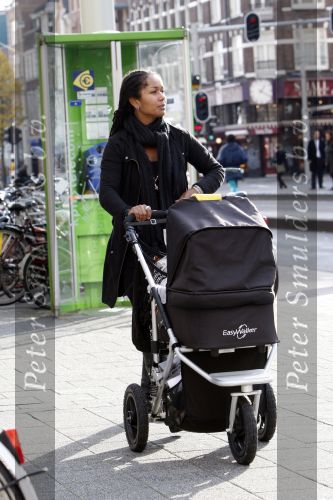 Amsterdam 17 november 2007
Sylvia Kieft achter kinderwagen met daarin haar baby.
