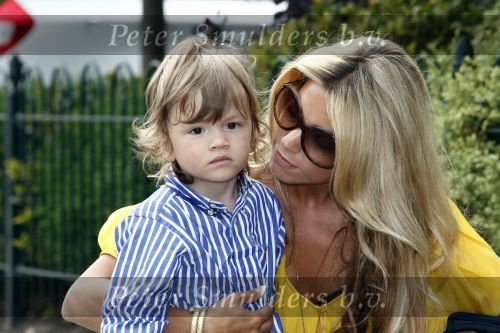 Uitgeest 3 juni 2008
Sylvie v d Vaart en zoon Damian komen thuis nadat papa Rafael vertrokken is met het Nederlands elftal naar Zwitserland voor het EK.