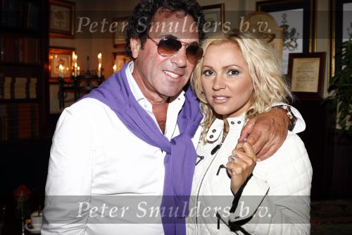Breda 26 augustus 2008
Muziekfeest van de Tros op de grote markt in Breda. Tatjana Simic met Ronnie Rosenbaum