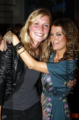 Amsterdam 16 oktober 2008
Veiling van foto\'s door diversen Bn ers gemaakt die geveild worden voor micro krediet in hotel arena. Sophie Hillbrand met Tatum Dagelet
Peter Smulders bv