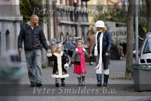 Amsterdam 23 november 2007
Tatum Dagelet met haar dochter Toy Travis en Eric Schaay met dochter gaan samen naar artis.