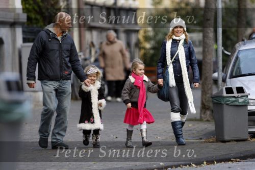 Amsterdam 23 november 2007
Tatum Dagelet met haar dochter Toy Travis en Eric Schaay met dochter gaan samen naar artis.