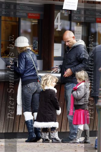 Amsterdam 23 november 2007
Tatum Dagelet met haar dochter Toy Travis en Eric Schaay met dochter gaan samen naar artis.